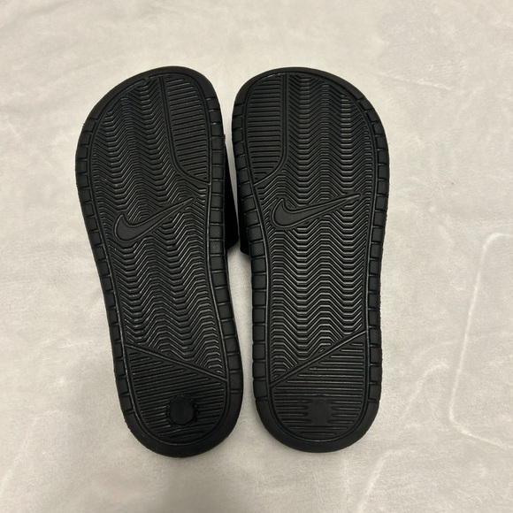 Nike Slides - Picture 3 of 4